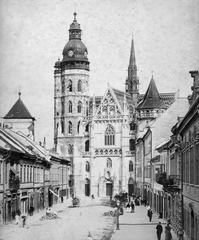 Szlovákia, Kassa, Erzsébet utca (Alžbetina ulica, akkor Forgács utca), szemben a Szent Erzsébet-főszékesegyház (Dóm)., 1900, SK, templom, építészet, katolikus, torony, gótika, székesegyház, harangtorony, napellenző, Martin Lindtner-terv, Fortepan #40938