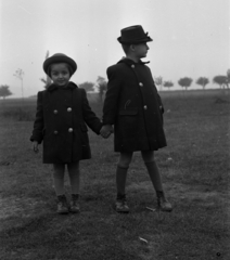 1943, Rados Tamás OSB, kid, hold hands, Fortepan #40974