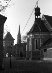 Magyarország, Kőszeg, Jurisics tér, balra a Hősök kapuja, jobbra a Szent Imre-templom, háttérben a Jézus Szíve-templom., 1986, Baráth Endre, templom, Fortepan #41000