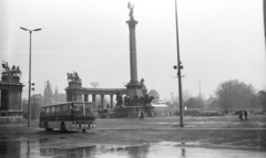 Hungary, Budapest XIV., Hősök tere., 1980, Baráth Endre, bus, Hungarian brand, monument, square, Ikarus-brand, horse sculpture, Budapest, sculptural group, Árpád-portrayal, Archangel Gabriel-portrayal, Fortepan #41004