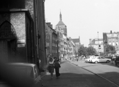 Lengyelország, Gdańsk, ulica Swietojanska, balra a Szent Miklós-templom., 1978, Fortepan, utcakép, életkép, Renault-márka, automobil, kolostor, dominikánus rend, Fortepan #41013