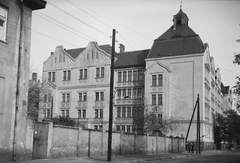 Magyarország, Budapest XIII., Tutaj utca a Pannónia utca felé nézve, háttérben a Sallai Imre (később Pannónia) Általános iskola., 1964, Angyalföldi Helytörténeti Gyűjtemény, iskola, építészet, Budapest, Fortepan #41090