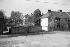 Magyarország, Budapest XIII., "Tripolisz" lakótelep a Göncöl utca felől a Szent Mihály-templom felé nézve., 1964, Angyalföldi Helytörténeti Gyűjtemény, hinta, lakótelep, Budapest, Fortepan #41104