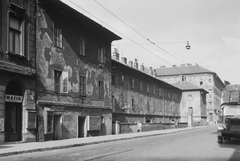 Magyarország, Budapest XIII., Visegrádi utca 20-24., a Budapestiesti Építő Társulat munkáslakóháza (Ybl Miklós, 1869.), 1964, Angyalföldi Helytörténeti Gyűjtemény, cégtábla, teherautó, utcakép, Ybl Miklós-terv, trafik, telefonfülke, kalapos, üveges, Budapest, sínpálya, Fortepan #41107