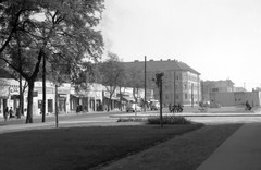 Magyarország, Budapest XIII., Róbert Károly körút a Tar utca felől a Lehel utcai kereszteződés felé nézve., 1964, Angyalföldi Helytörténeti Gyűjtemény, cégtábla, gyógyintézmény, utcakép, életkép, tejbolt, órás, zöldséges, lottózó, Budapest, élelmiszerbolt, FSO Warszawa, Közért Vállalat, Fortepan #41108