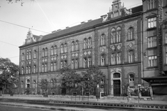 Magyarország, Budapest XIII., Váci út 89. Általános iskola (jeleleg Károlyi Mihály Két Tanítási Nyelvű Közgazdasági Szakközépiskola)., 1964, Angyalföldi Helytörténeti Gyűjtemény, iskola, építészet, buszmegálló, postaláda, pavilon, szemetes, Budapest, sínpálya, Fortepan #41109