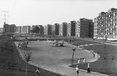 Magyarország, Budapest XIII., Fiastyúk (Thälmann) utcai lakótelep, Tahi utca, játszótér a Rákos-patak partjánál., 1964, Angyalföldi Helytörténeti Gyűjtemény, játszótér, park, lakótelep, távvezeték, Budapest, Fortepan #41113