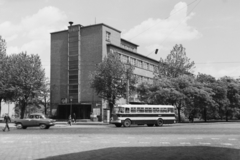 Magyarország, Budapest XIII., Béke tér, kerületi tanács (később önkormányzat) épülete., 1964, Angyalföldi Helytörténeti Gyűjtemény, autóbusz, magyar gyártmány, óra, utcakép, életkép, taxi, Ikarus-márka, Moszkvics-márka, telefonfülke, lámpaoszlop, Ikarus 620/630, neon lámpa, Budapest, gyalogátkelő, Fortepan #41116