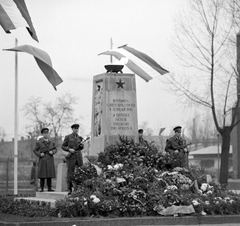 Magyarország, Budapest XIII., Béke tér, Szovjet emlékmű (Mayer /Meyer/ Sándor)., 1964, Angyalföldi Helytörténeti Gyűjtemény, zászló, emlékmű, Kalasnyikov, koszorú, fegyver, gépfegyver, szovjet emlékmű, díszőrség, Budapest, Kucher K1, Fortepan #41131