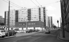 Magyarország, Budapest XIII., Kárpát utca a Thurzó utcától az Ipoly utca felé nézve., 1981, Angyalföldi Helytörténeti Gyűjtemény, német gyártmány, Trabant-márka, szovjet gyártmány, utcakép, Renault-márka, Lada-márka, Polski Fiat-márka, Wartburg-márka, Zuk-márka, francia gyártmány, trolibusz, lengyel gyártmány, automobil, Trabant 601, Renault 4, Polski Fiat 126p, Wartburg 353, Budapest, Fortepan #41132