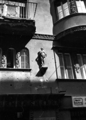 Hungary, Budapest XIII., Radnóti Miklós utca 21/b., 1980, Angyalföldi Helytörténeti Gyűjtemény, sculpture, damaged building, Budapest, nude figure, Fortepan #41142