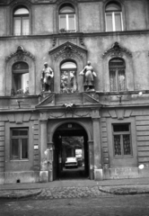 Hungary, Budapest XIII., Szabolcs utca 11., 1980, Angyalföldi Helytörténeti Gyűjtemény, gate, sculpture, Budapest, Fortepan #41145