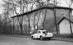 Magyarország, Budapest XIII., Botond utca, Kilencház (Malomházak) munkáslakás telep., 1975, Angyalföldi Helytörténeti Gyűjtemény, járműroncs, lengyel gyártmány, automobil, FSO-márka, rendszám, FSO Warszawa 223, Budapest, Fortepan #41165