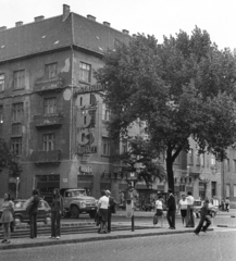 Magyarország, Budapest XIII., Váci út - Forgách utca sarok., 1975, Angyalföldi Helytörténeti Gyűjtemény, teherautó, neonreklám, villamosmegálló, Budapest, Fortepan #41169