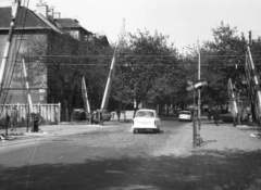 Magyarország, Budapest XIII., Dagály utca az Esztergomi úttól a Népfürdő utca felé nézve., 1975, Angyalföldi Helytörténeti Gyűjtemény, vasút, német gyártmány, Trabant-márka, sorompó, automobil, Budapest, Fortepan #41176