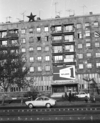 Magyarország, Budapest XIII., Váci út 63., a József Attila színházzal közös épület., 1975, Angyalföldi Helytörténeti Gyűjtemény, színházművészet, Fiat-márka, olasz gyártmány, politikai dekoráció, vörös csillag, automobil, Fiat 850, Budapest, Fiat 850 Coupé, Fortepan #41180