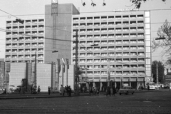 Magyarország, Budapest XIII., Váci út - Dózsa György út sarok, Volga szálló., 1975, Angyalföldi Helytörténeti Gyűjtemény, szovjet gyártmány, szálloda, Moszkvics-márka, automobil, Finta József-terv, Budapest, Fortepan #41190