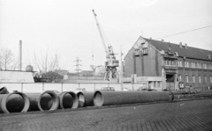 Magyarország, Budapest XIII., Váci út 178., Magyar Hajó- és Darugyár Daru és Kazán Gyáregysége, 1982, Angyalföldi Helytörténeti Gyűjtemény, daru, Lada-márka, légvezeték, gyár, közmű, automobil, gyárkémény, Budapest, Fortepan #41199