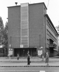 Magyarország, Budapest XIII., Béke tér, kerületi tanács (később önkormányzat) épülete, 1976, Angyalföldi Helytörténeti Gyűjtemény, óra, lépcső, telefon, címer, épület, utcanévtábla, tábla, Budapest, bejárat, Fortepan #41211