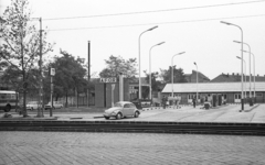 Magyarország, Budapest XIII., Váci út, balra a Petneházy út torkolata., 1976, Angyalföldi Helytörténeti Gyűjtemény, német gyártmány, Volkswagen-márka, benzinkút, automobil, Volkswagen Bogár, Budapest, Fortepan #41212