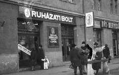 Magyarország, Budapest XIII., Váci út 106 és 108., az un. Tizenháromház munkáskolónia épülete., 1976, Angyalföldi Helytörténeti Gyűjtemény, cégtábla, ruhaüzlet, Budapest, Fortepan #41218