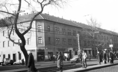 Magyarország, Budapest XIII., Váci út - Süllő utca sarok, az un. Tizenháromház munkáskolónia épülete., 1976, Angyalföldi Helytörténeti Gyűjtemény, francia gyártmány, Citroen-márka, automobil, Citroen 2CV, Budapest, Fortepan #41219