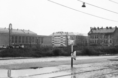 Magyarország, Budapest XIII., Pozsonyi út, villamosmegálló a Bessenyei utca környékén, háttérben a Kárpát utcai Pártgarázs., 1976, Angyalföldi Helytörténeti Gyűjtemény, villamosmegálló, Budapest, Fortepan #41222