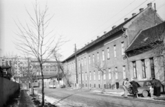 Magyarország, Budapest XIII., Lomb (Vágó Béla) utca 9., 1976, Angyalföldi Helytörténeti Gyűjtemény, német gyártmány, szovjet gyártmány, taxi, Mercedes-márka, Lada-márka, automobil, Budapest, Fortepan #41238