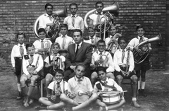 Magyarország, Úttörőház fúvószenekara., 1954, Angyalföldi Helytörténeti Gyűjtemény, úttörő, hangszer, trombita, csoportkép, zenekar, fuvola, dob, kürt, tanár, klarinét, cintányér, harsona, helikon, fúvószenekar, Fortepan #41253