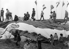 Magyarország, 1983, Angyalföldi Helytörténeti Gyűjtemény, zászló, gyerekek, Fortepan #41266