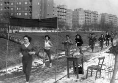 Magyarország, Budapest XIII., a Rákos-patak partja a Lomb (Vágó Béla) utcánál, a háttérben a Fiastyúk (Thälmann) utcai lakótelep, a Tahi utca házai. Futóverseny a Tanácsköztársaság jubileuma alkalmából., 1969, Angyalföldi Helytörténeti Gyűjtemény, hó, verseny, patak, futás, futóverseny, Budapest, kakukktojás, Fortepan #41270