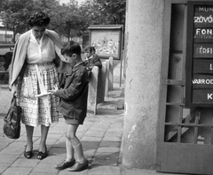 Magyarország, Budapest XIII., Váci út 191., a Kender-Juta gyár bejárata., 1964, Angyalföldi Helytörténeti Gyűjtemény, fiú, anya, repülőgépmodell, kézitáska, Budapest, Fortepan #41273