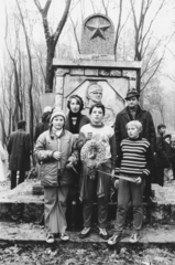 Hungary, Pilis Mountains, Pilis-nyereg, Szovjet emlékmű (Kucs Béla) Pilisszentlélek határában., 1980, Angyalföldi Helytörténeti Gyűjtemény, monument, tableau, Red Star, Fortepan #41288