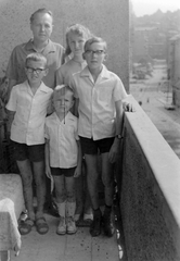 Hungary, Budapest II., a Horvát utca 11-17. számú ház egyik lodzsája, háttérben a budai Vár., 1970, Fortepan, family, tableau, glasses, balcony, Budapest, Fortepan #4129