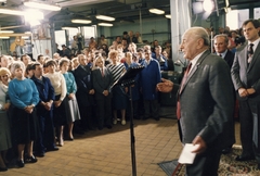 Magyarország, Budapest XIII., Reitter Ferenc utca 132., Forgácsoló-Szerszámipari Vállalat. Kádár János látogatása., 1987, Angyalföldi Helytörténeti Gyűjtemény, híres ember, színes, gyár, mikrofon, Budapest, Fortepan #41314