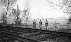 Magyarország,Balaton, Keszthely-Tapolca vasútvonal, Szigliget és Badacsony Balatongyörök felől nézve., 1937, Bettina Fabos, vasút, férfiak, tájkép, fényképezőgép, nő, csokornyakkendő, Fortepan #41357