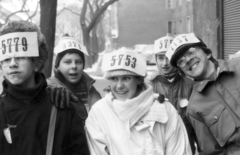 Magyarország, Budapest XIII., Üteg utca a Kartács utca felől a Gömb (Kruzslák Béla) utca felé nézve. Számháborúra készülve., 1983, Angyalföldi Helytörténeti Gyűjtemény, csoportkép, mosoly, vidámság, játék, számháború, Budapest, Fortepan #41384