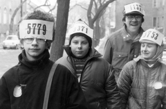 Magyarország, Budapest XIII., Üteg utca a Kartács utca felől a Gömb (Kruzslák Béla) utca felé nézve. Számháborúra készülve., 1983, Angyalföldi Helytörténeti Gyűjtemény, csoportkép, játék, számháború, Budapest, Fortepan #41387