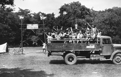 Magyarország, Lakitelek, Tőserdő, Várkonyi György úttörőtábor., 1966, Angyalföldi Helytörténeti Gyűjtemény, úttörő, felirat, kapu, csoportkép, teherautó, Csepel-márka, tábor, zászló, jelvény, KISZ, Fortepan #41395