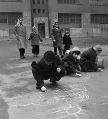 Magyarország, Budapest XIII., Fiastyúk (Thälmann) utcai lakótelep, Máglya köz 2., 1961, Angyalföldi Helytörténeti Gyűjtemény, gyerekjáték, gyerekek, aszfaltrajz, Budapest, Fortepan #41423