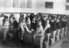 Hungary, Budapest XIII., Radnóti Miklós (Sziget) utca 8-10, a mai Gárdonyi Géza Általános Iskola., 1930, Angyalföldi Helytörténeti Gyűjtemény, school, classroom, education, class photo, school desk, Budapest, wide sitting, sitting on a table, Fortepan #41427