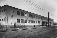 Magyarország, Budapest XIII., Jász utca 155., Általános Iskola (később Magyar Hajózási Szakközépiskola)., 1950, Angyalföldi Helytörténeti Gyűjtemény, iskola, utcakép, Budapest, földút, Fortepan #41430