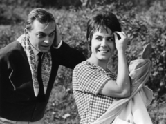 Magyarország, jelenet az MTV 1963. szilveszteri műsorában sugározott, Slágermúzeum című revüfilmből. Bodrogi Gyula és Lehoczky Zsuzsa színművészek., 1963, Hangosfilm, színházművészet, híres ember, színész, Fortepan #41528