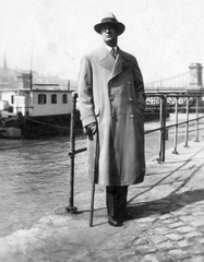 Hungary, Budapest V., pesti alsó rakpart a Vigadó téri hajóállomásnál., 1930, Szent-Istvány Dezső, fashion, hat, man, walking cane, Budapest, double-breasted coat, Fortepan #41537