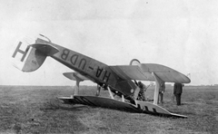 Magyarország, a Magyar Királyi Honvéd Légierő Udet U 12/b Flamingo típusú iskola-repülőgépe., 1934, Szent-Istvány Dezső, közlekedés, magyar gyártmány, baleset, repülés, repülőgép, MKHL, járműroncs, repülőtér, Weiss Manfréd-márka, Udet-márka, Udet U 12, biplán, Fortepan #41584