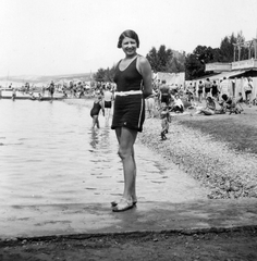 Croatia, Cirkvenica, Strand., 1930, Juli, beach, bathing suit, hands behind the back, Fortepan #41600