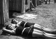 Croatia, Cirkvenica, Strand., 1930, Juli, beach, bathing suit, sunshine, smoking, changing cabin, sunbathe, summer, double portrait, sand, hands behind the head, Fortepan #41602