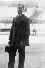 Csermely Károly pilóta, a "rákosmezei repülők" egyike, háttérben egy Voisin Biplane., 1915, Csermely Károly, közlekedés, pilóta, repülőgép, francia gyártmány, keménykalap, repülőtér, Voisin-márka, kalap kézben, Fortepan #41653