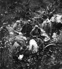 Románia,Erdély, munkaszolgálatos alakulat ebédszüneten., 1941, MZSL/Magyar Zsidó Levéltár, csajka, puska, gulyáságyú, Mannlicher 31M, munkaszolgálatos, Fortepan #41659