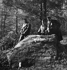 Romania,Transylvania, Valea Uzului, emlékkő., 1941, MZSL/Magyar Zsidó Levéltár, label, soldier, rock, memorial, engraved text, Fortepan #41678